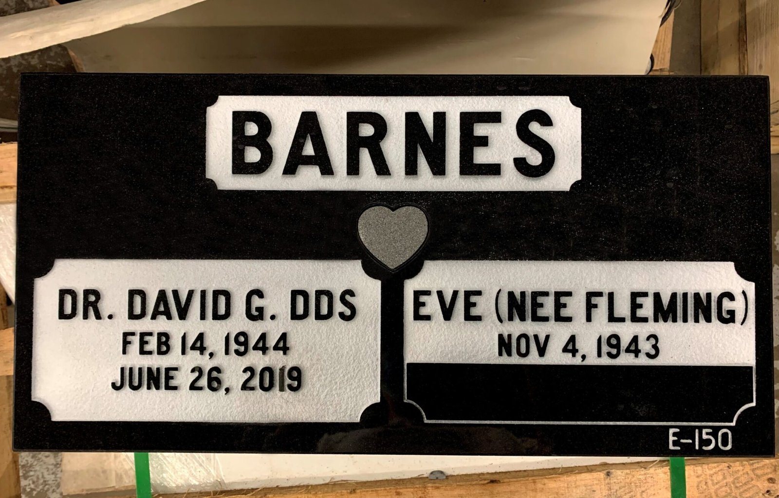 Black and white flat marker with two inscription panels
