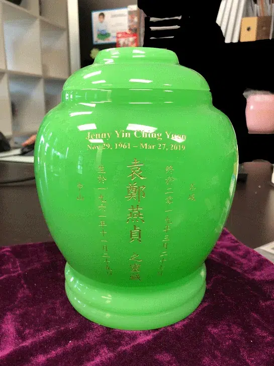 Royal Green Jade Urn MAU204, glossy bright green jar shaped urn with gold engraved name and dates in English and Chinese